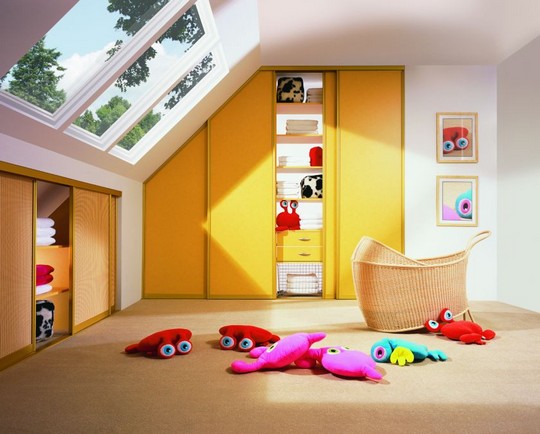 V dětském pokoji je vestavěná skříň praktickým pomocníkem – můžete do ní uklidit hračky i oblečení.